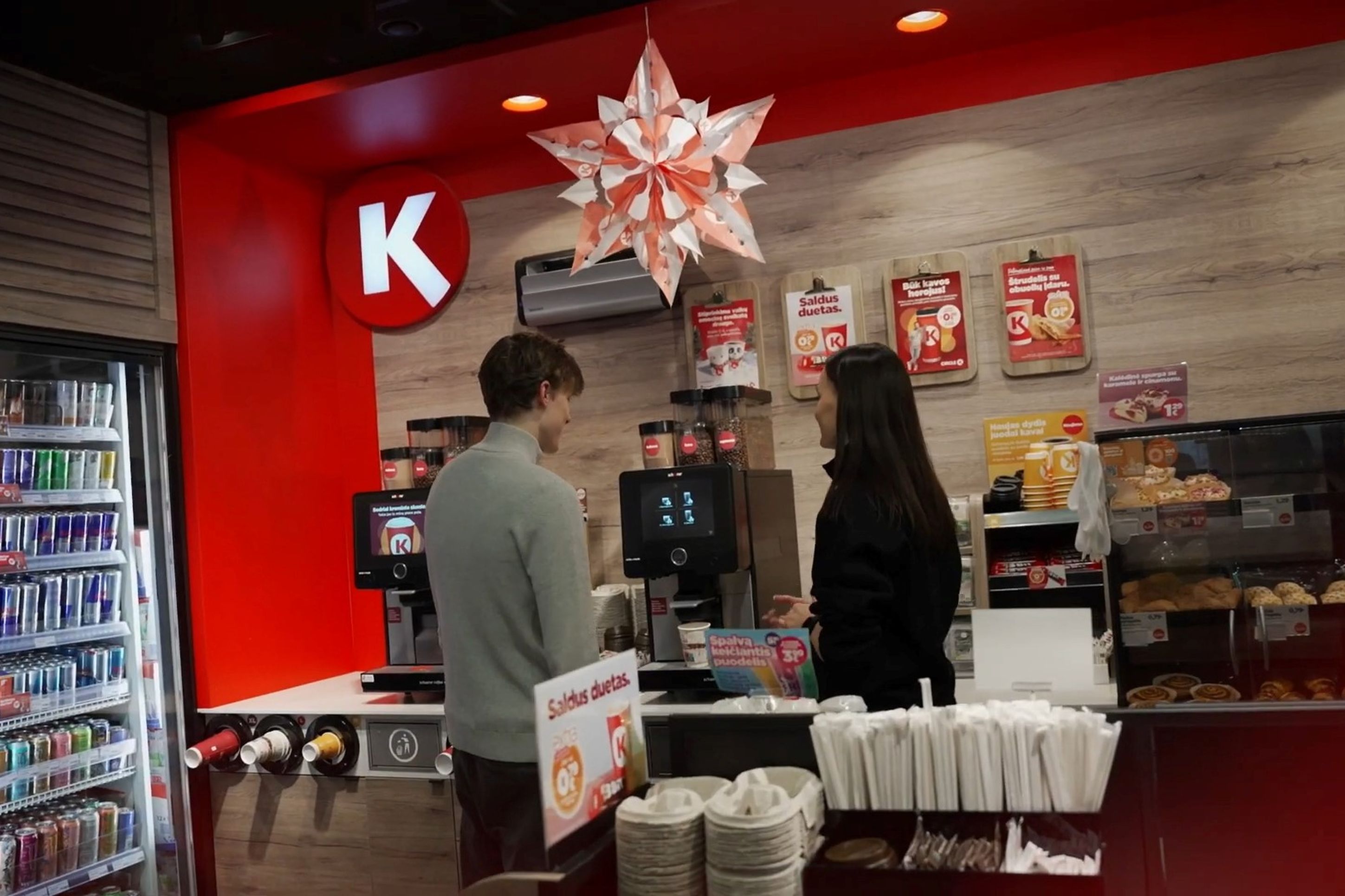 Circle K employee assisting a customer at the Schaerer coffee machine