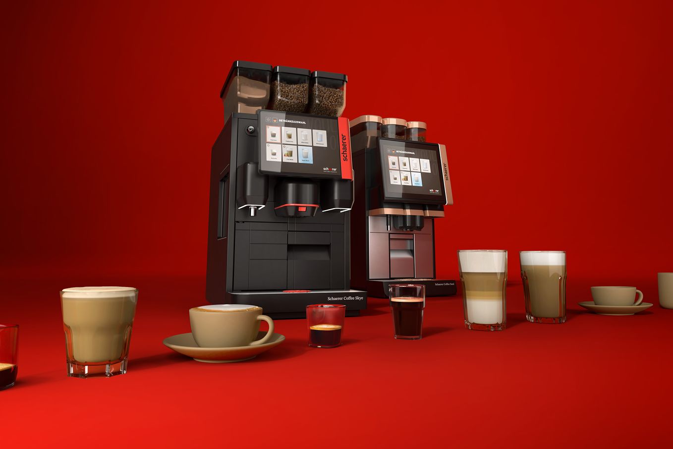 Schaerer Coffee Skye und Coffee Soul nebeneinander präsentiert mit einer Auswahl verschiedener Kaffeegetränke in Tassen und Gläsern, auf rotem Hintergrund.