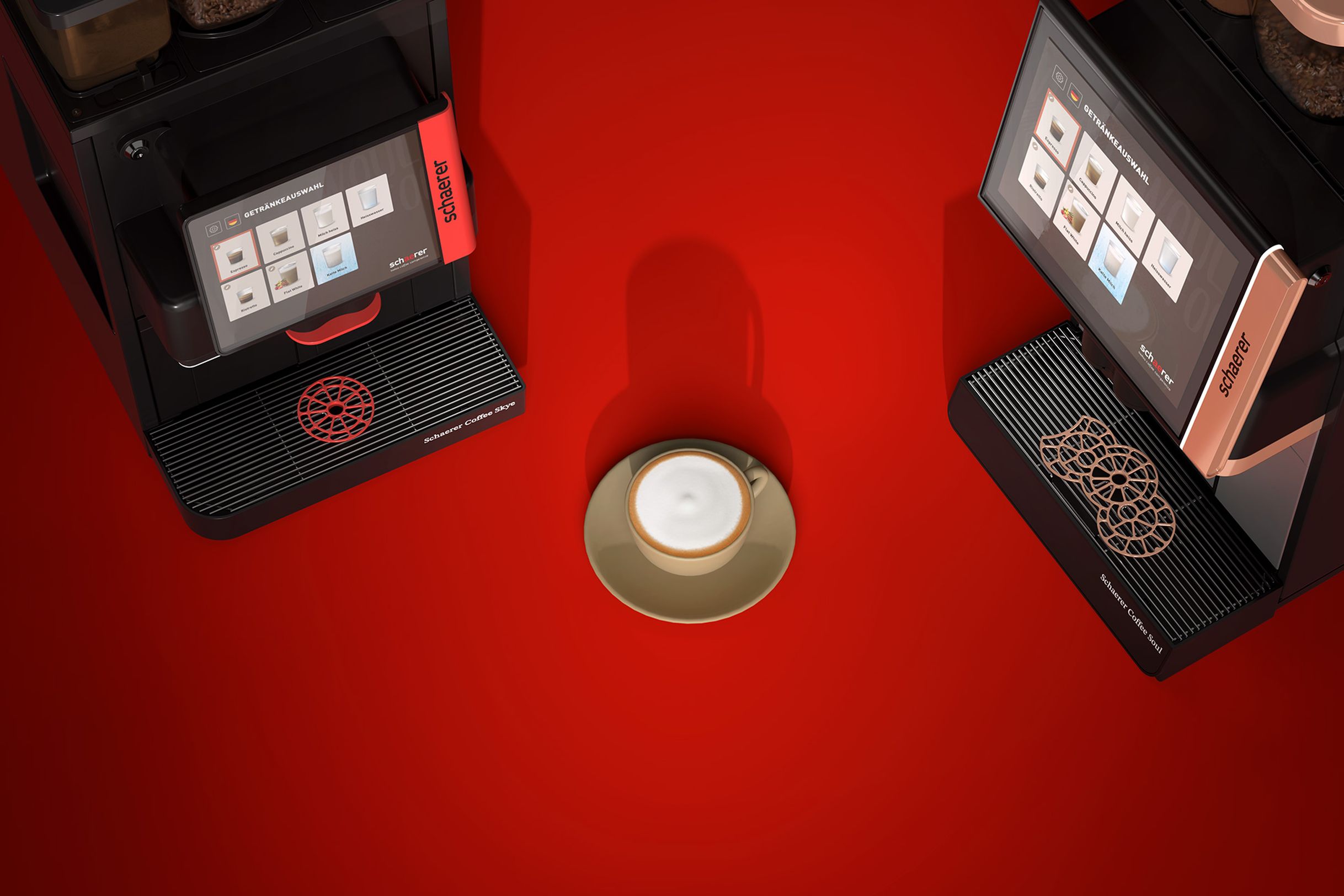 Vogelperspektive auf Schaerer Coffee Skye und Coffee Soul Kaffeemaschinen, mittig platziert eine perfekt zubereitete Cappuccino-Tasse auf rotem Hintergrund.