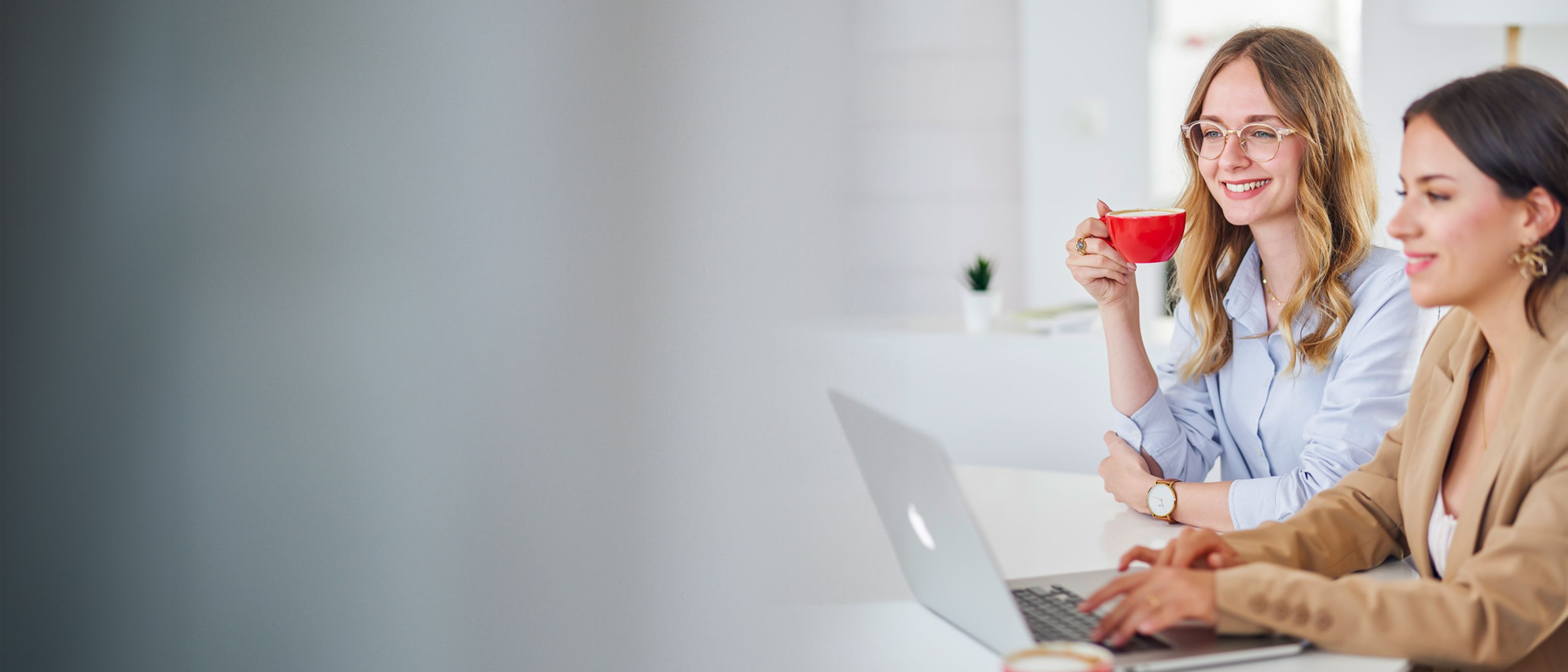 Schaerer contact with two women drinking coffee and discussing