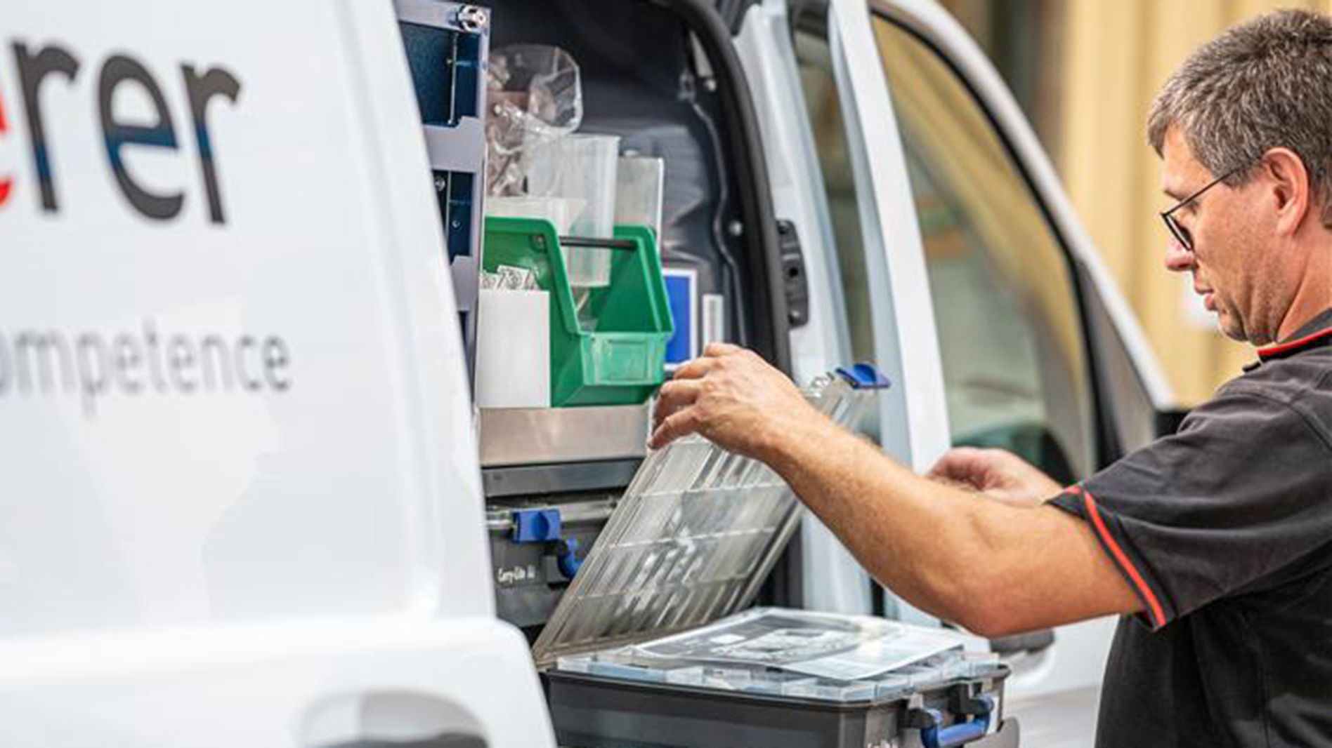 Service employee with service car